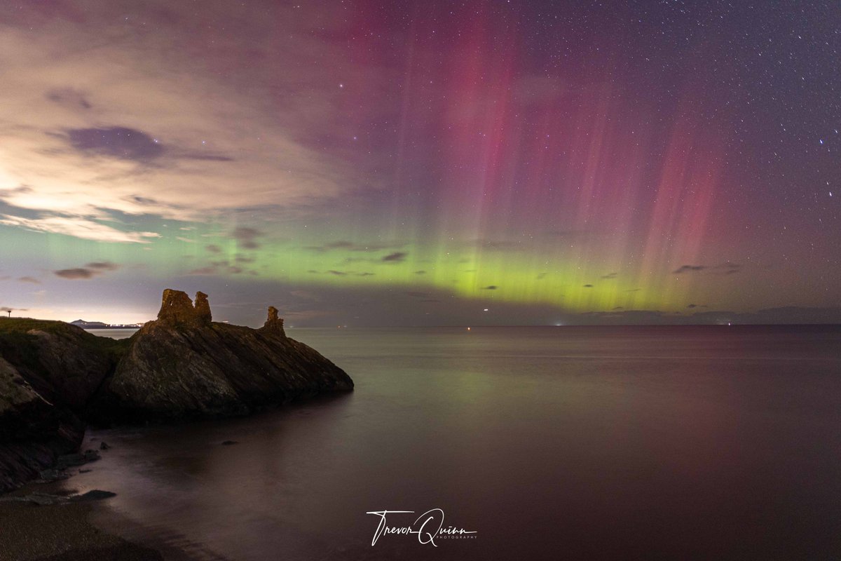 Delighted to get the aurora tonight at Black Castle in Wicklow. Finally I have a proper photo of it after missing the last opportunity 📷

#aurora #wicklow #blackcastle #wicklowtown #vmweather <a href="/deric_tv/">Deric</a> <a href="/barrabest/">Barra Best</a> <a href="/StormHour/">#StormHour</a> @PictureIreland