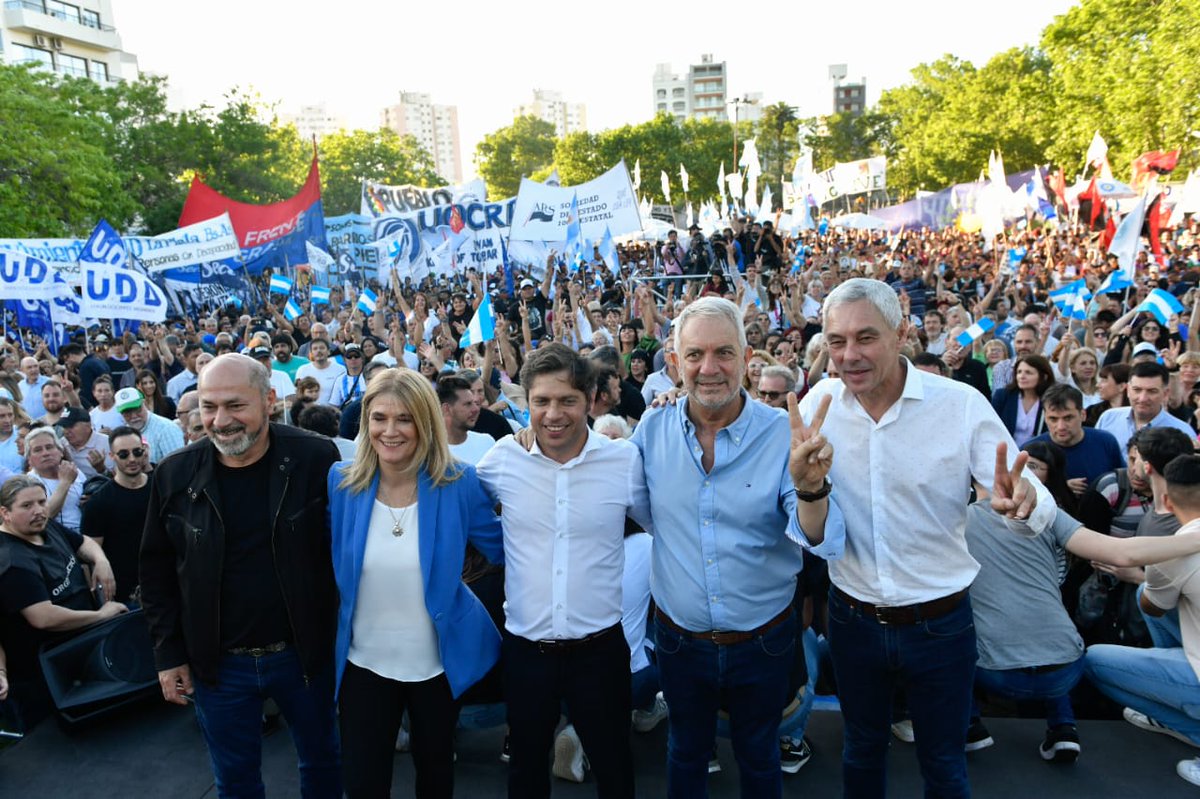 Julio_Alak's tweet photo. Desde hoy, la Región Capital que componen La Plata, Berisso y Ensenada avanza #DERECHOalFUTURO con la fuerza que nos proporciona nuestro gobernador reelecto @Kicillofok. https://t.co/Cl8mWv7ewg