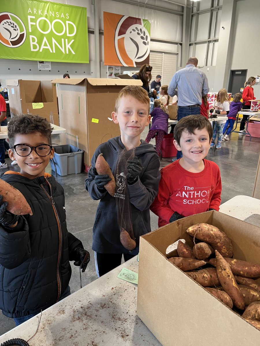 Field Trip Time! Our 2nd grade students enjoyed their field trip to the @arfoodbank last week. They packed 6,200 pounds of sweet potatoes!