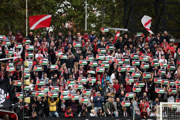 CDPalestinoSADP's tweet photo. Agradecemos y abrazamos a todos los fanáticos del fútbol mundial que están mostrando su solidaridad con #TodoUnPueblo 🇵🇸

De todo corazón, ¡Gracias por no ser indiferentes a esta crisis humanitaria! ❤️ https://t.co/9ox89emfEq