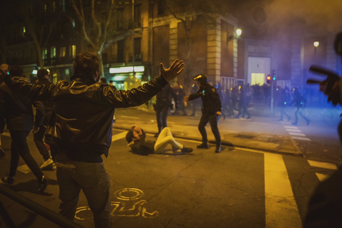 Gases lacrimógenos sin agresión previa y porrazos a chavales indefensos. 

Lo que ha sucedido hoy en Ferraz ha sido una salvajada. La actuación de la policía a las órdenes de Marlaska ha sido totalmente desproporcionada. 

@PSOE culpables