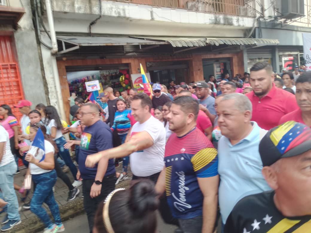 JaimeConigliaro's tweet photo. “Cuando el clarín de la patria llama, hasta el llanto de la madre calla”, en total unidad, movilizado en nuestro terruño, Miranda, la bella ciudad de Calabozo desbordada, como parte de la Campaña “#Venezuela Toda” decimos #SíPorElE5equibo @JoseMVasquez, @DCabelloR, @PartidoPSUV. https://t.co/SvsemXygB4