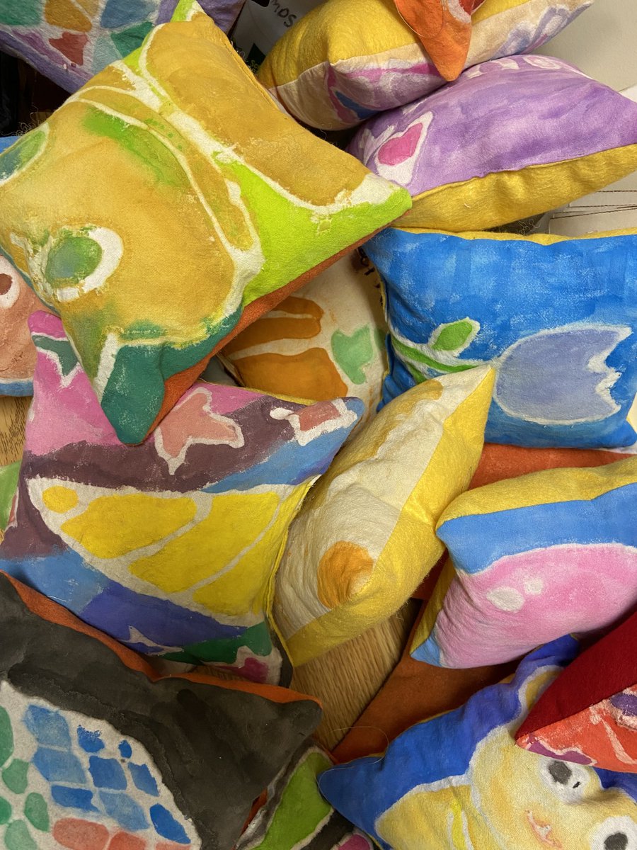 Holy Batik pillows! ⁦@giles_school⁩ Gr 4/5
What a wonderous pile of colour and design!
⁦⁦@HRCEFineArts⁩ #ThanksToYouHalifax