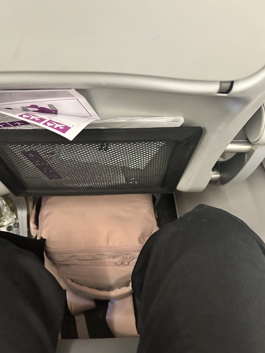 sofiaquinteroc's tweet image. Por eso odio Volaris, son la peor aerolínea de México, me vine con la mochila en @Aeromexico y aquí en @viajaVolaris me hicieron pagar extra de mano… si no no abordaba, súper nefasta y pedante la supervisora del @OMAeropuertos en Culiacán.