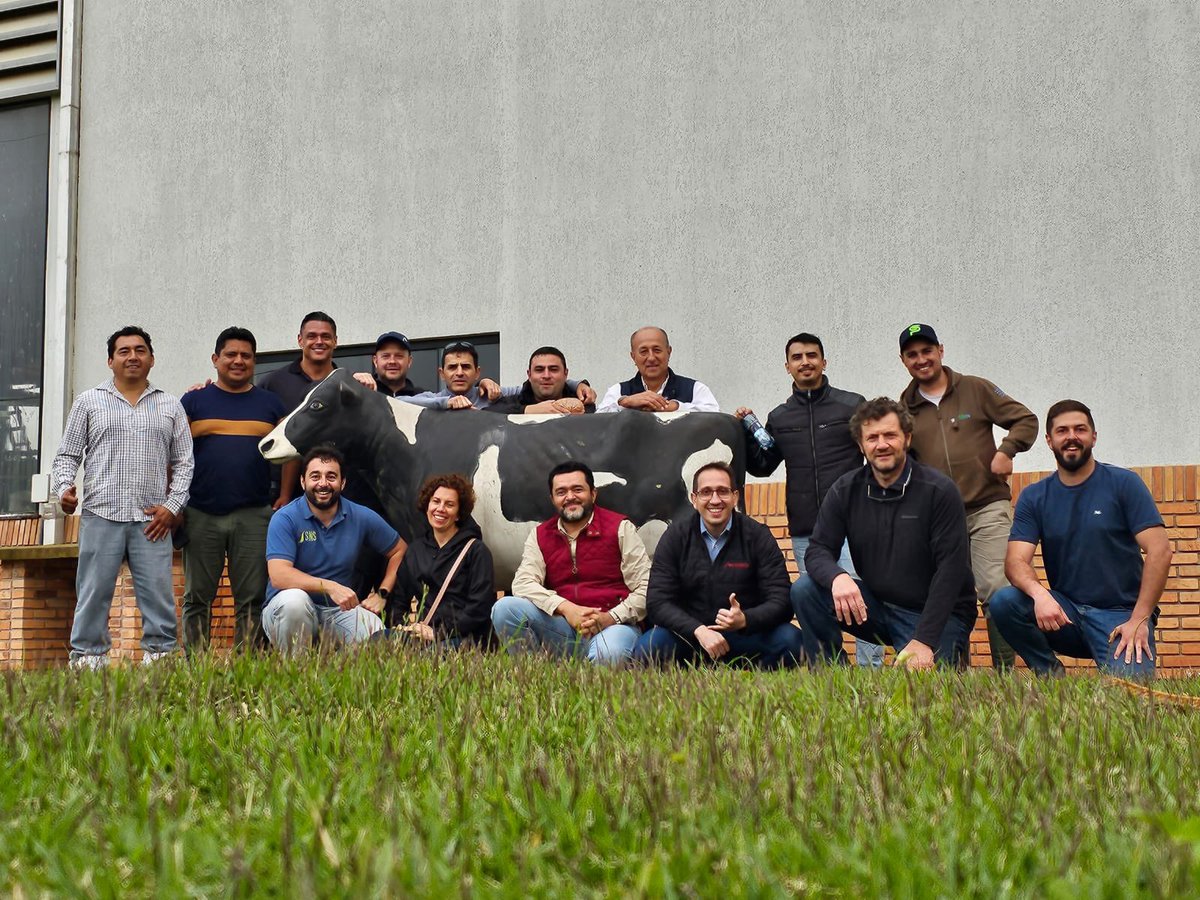sns_uruguay's tweet photo. De recorrida en tambos en zona de #Castrolanda 🇧🇷 en el marco del #SmartDairySeminar de @Adisseo
#SmartLine #metionina
🇺🇾🇧🇷🇵🇪🇲🇽🇨🇴🇦🇷 https://t.co/nSbv2v8XLg