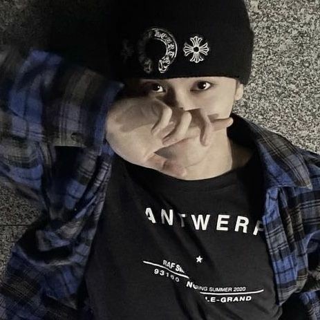 ljenstyle's tweet photo. Save me 🧷🧸 #marhyuck au
Haechan ama el baile, pero su mamá no está de acuerdo con eso por eso necesita la ayuda de aquél chico para poder asistir a sus ensayos.
O
Mark gusta del chico de piel canela, pero se preocupa por los cortes en sus lindos muslos. https://t.co/NEeMGTL9ex