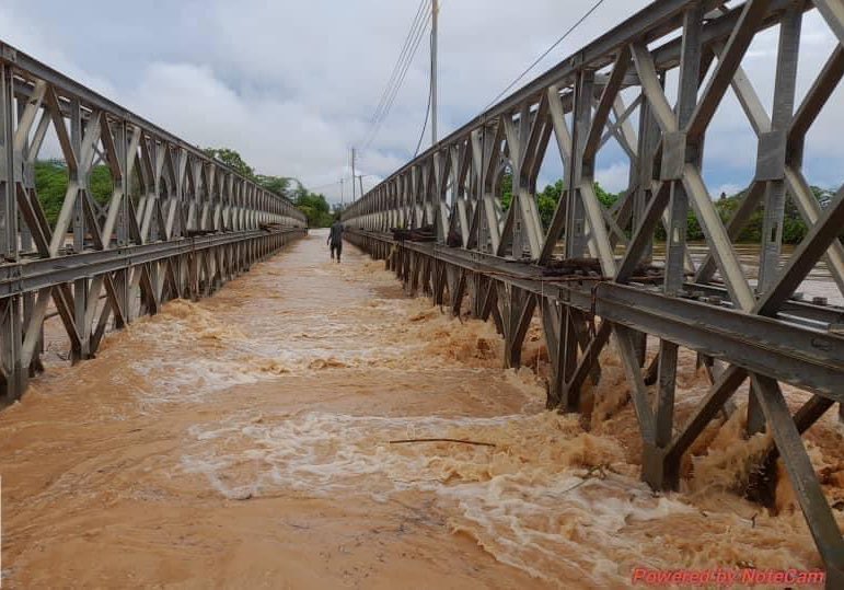 MPMursalKhaliif's tweet photo. URGENT!!!
Most of Baardheere is under water 💦 due to river floods coupled with heavy rains. Pics below are from today, with an aerial view of the town exhibiting many flooded neighborhoods and the river flowing over the main bridge connecting East to West sides. 
@SoDMA_Somalia should urgently respond before many more lives & livelihoods are lost. 
@USAIDSomalia @EU_in_Somalia @UNSomalia @MoIFARSomalia @SomaliPM @TheVillaSomalia