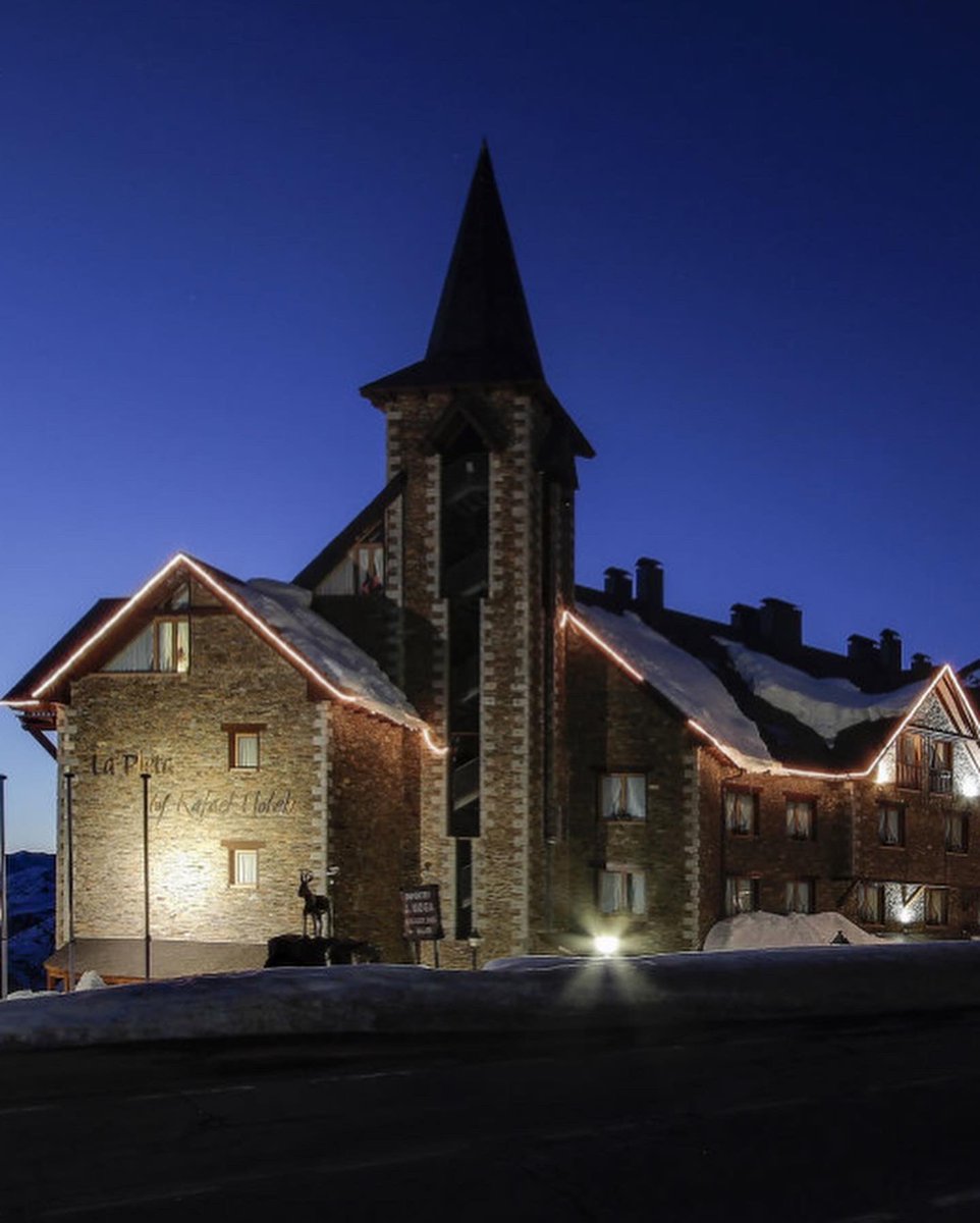 UniqueLGetaways's tweet photo. What areas are you looking at visiting this winter season?
Pyrenees? Alps? Artic circle?
@sierraretreats 
#sierraretreats #uniqueluxurygetaways #luxury #getaways #uniqueluxury #luxurytravel #luxurylifestyle #pyrenees #alps #articcircle #hotels #chalets #lodges #icecave https://t.co/ZxZ8k7nFa4