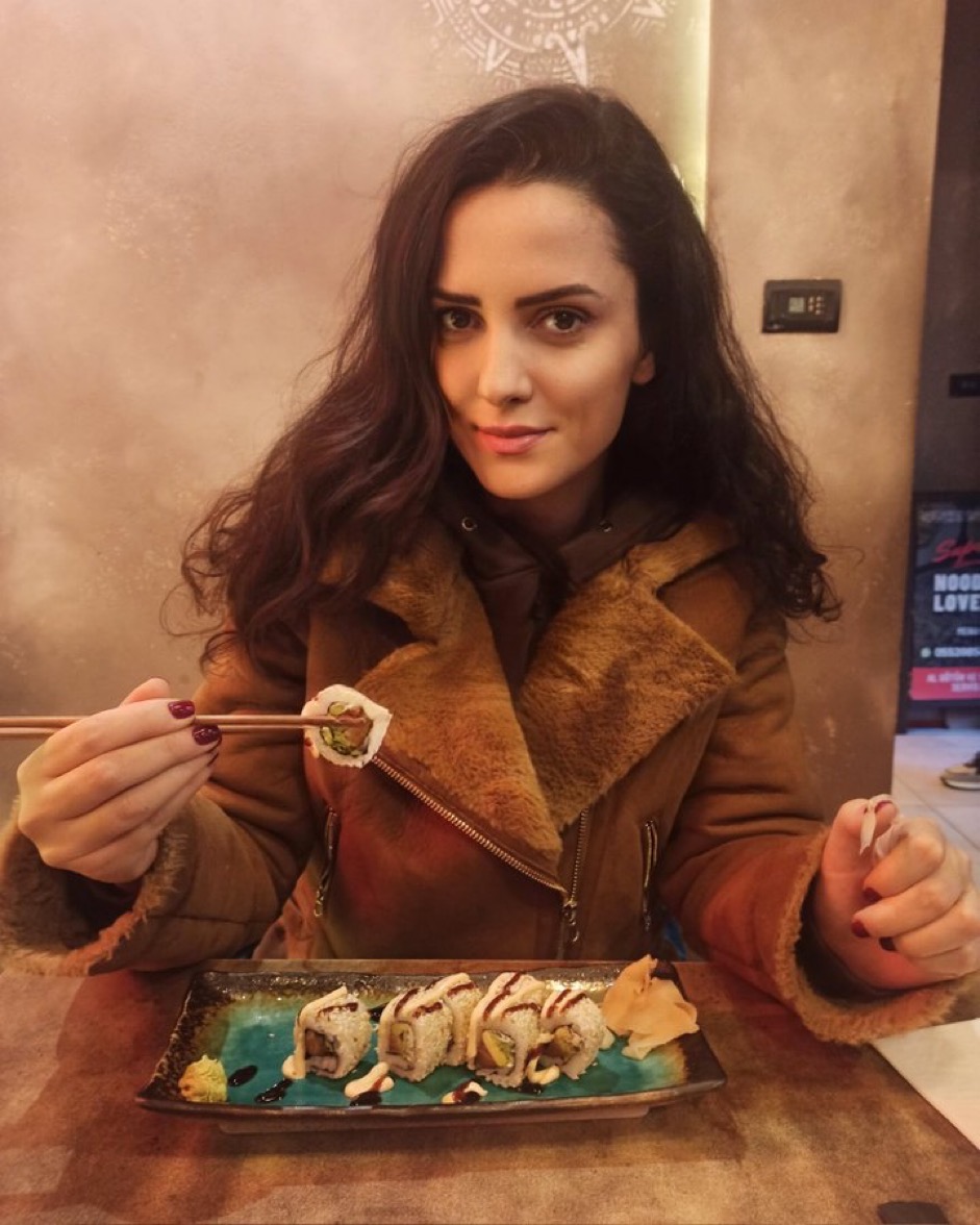 🔴BİR DOLANDIRICININ PORTRESİ

Kimi zaman mağdur bir işçi çocuğu, kimi zaman 20 yaşında tek yaşayan 'özgür kız', kimi zaman depremzede, kimi zaman da yolda kalmış bir üniversite öğrencisi...Farklı roller, farklı isimler, farklı hikayeler. Ortak tek bir nokta; Para.

Başlıyoruz ⤵️