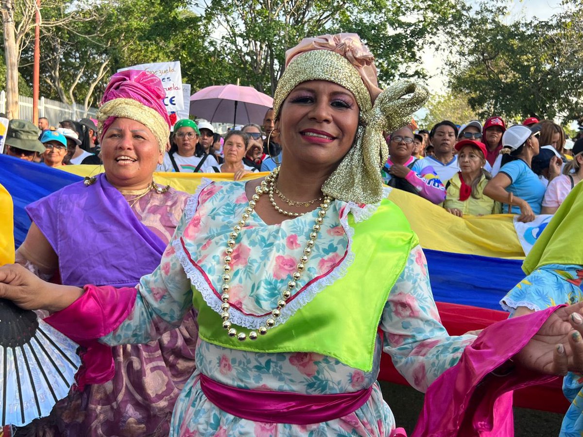 Marianela_PSUV's tweet photo. Las calles de San Félix se llenaron de pueblo, un pueblo valiente que salió a gritarle al mundo que El Esequibo es nuestro, y que históricamente ya nos pertenece. Qué exitoso inicio de campaña “Venezuela Toda”, rumbo al 3 de diciembre. @NicolasMaduro @OviedoPSUV #SíPorElE5equibo https://t.co/zlDaTE3mW7