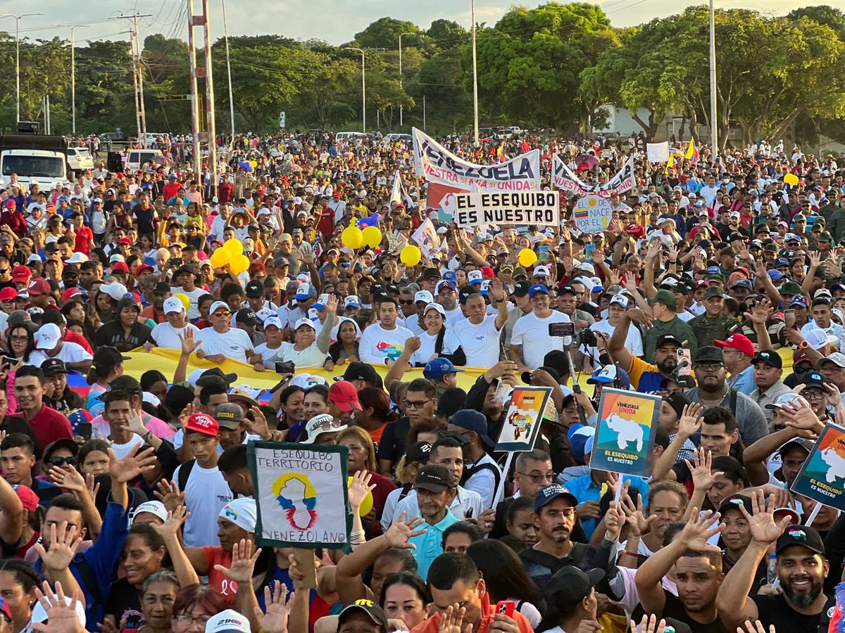 Marianela_PSUV's tweet photo. Las calles de San Félix se llenaron de pueblo, un pueblo valiente que salió a gritarle al mundo que El Esequibo es nuestro, y que históricamente ya nos pertenece. Qué exitoso inicio de campaña “Venezuela Toda”, rumbo al 3 de diciembre. @NicolasMaduro @OviedoPSUV #SíPorElE5equibo https://t.co/zlDaTE3mW7