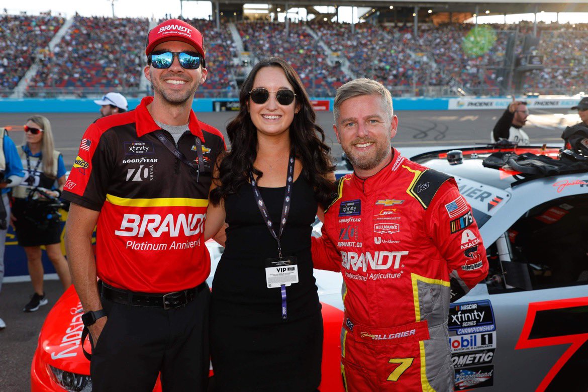 em_b_long's tweet photo. Phoenix Championship weekend🌵🏁 so grateful to have a front row seat to watch @eric_long68 live his dream. So so proud of him and this 7 team— we’ll be back next year! https://t.co/i89mi0fAyk