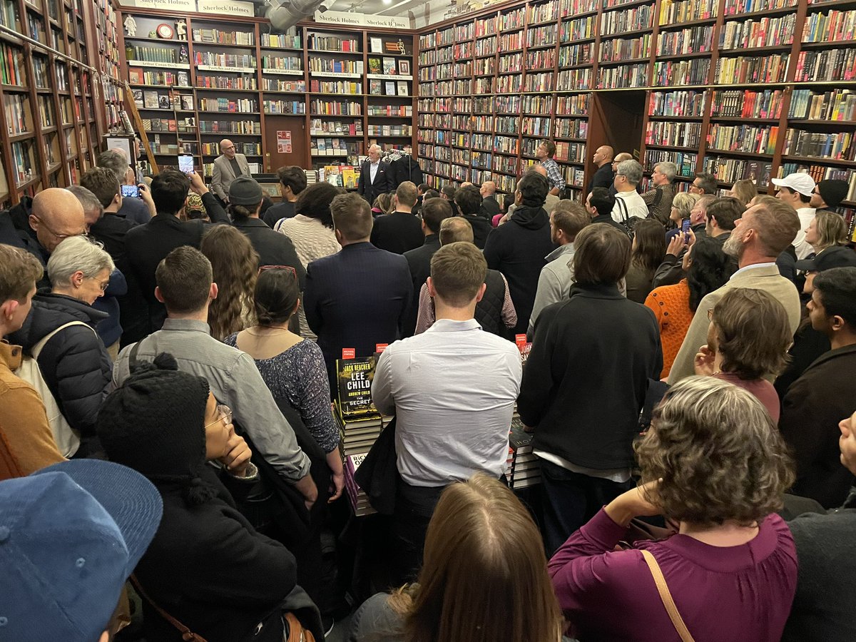 Absolutely massive crowd here for @andrewklavan and THE HOUSE OF LOVE AND DEATH! Couldn’t make it? Signed copies available here: mysteriousbookshop.com/products/andre…