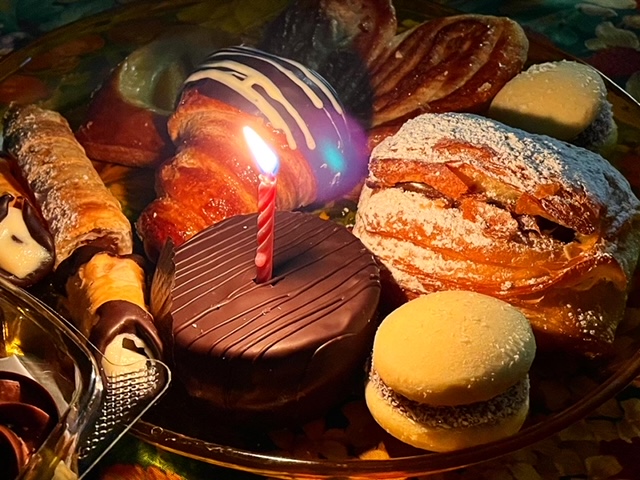 CentralAveSID's tweet image. Next time you’re planning a birthday celebration, you could get a cake… or… you can dazzle everyone with a selection of beautiful pastries from Dulce De Leche on Central Ave… just saying 👀🤤🕯️

Dulce De Leche Bakery- 376 Central Ave

#alfajores #localbakery #smallbusiness