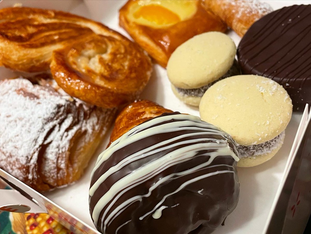 CentralAveSID's tweet image. Next time you’re planning a birthday celebration, you could get a cake… or… you can dazzle everyone with a selection of beautiful pastries from Dulce De Leche on Central Ave… just saying 👀🤤🕯️

Dulce De Leche Bakery- 376 Central Ave

#alfajores #localbakery #smallbusiness
