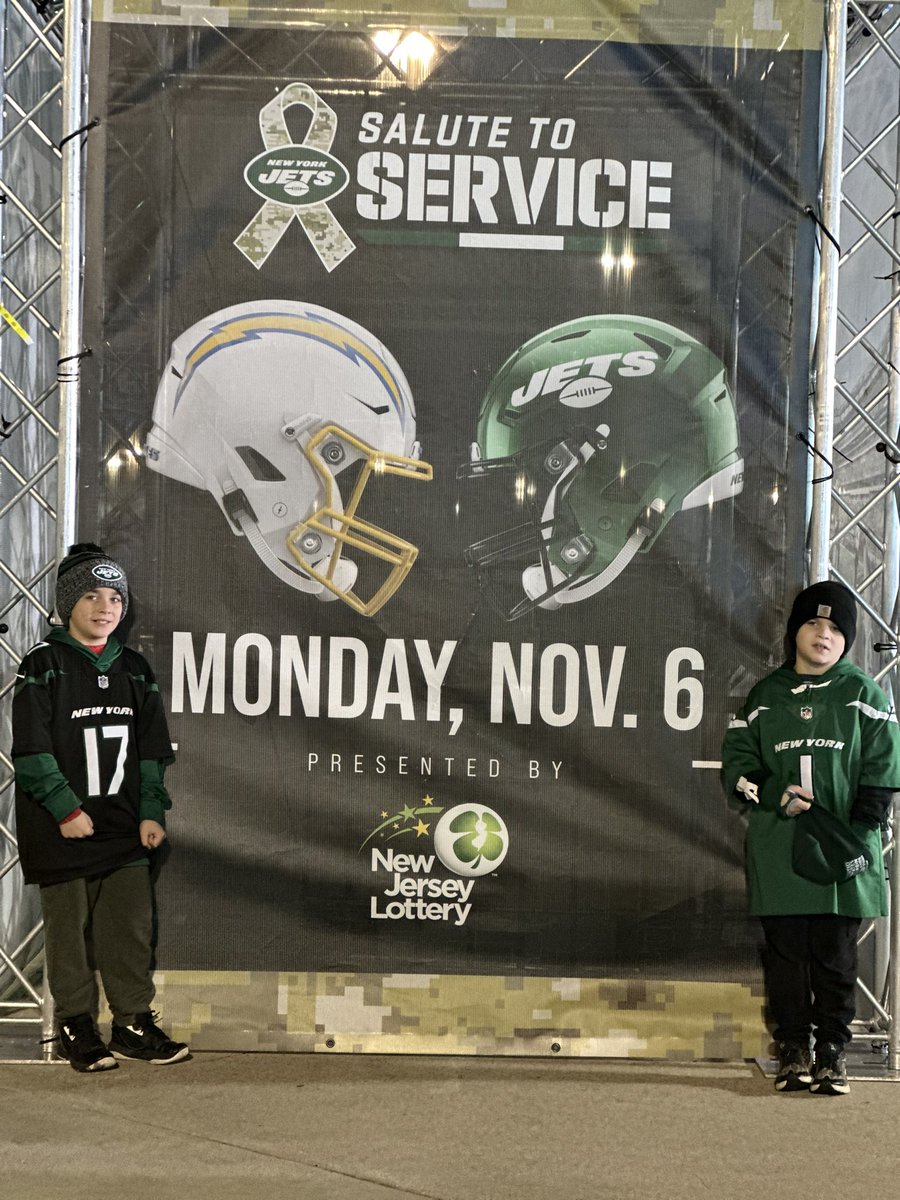 cherylanna82's tweet photo. #TakeFlight #MNF #letsgoJETS!! https://t.co/52BnkYcLlX