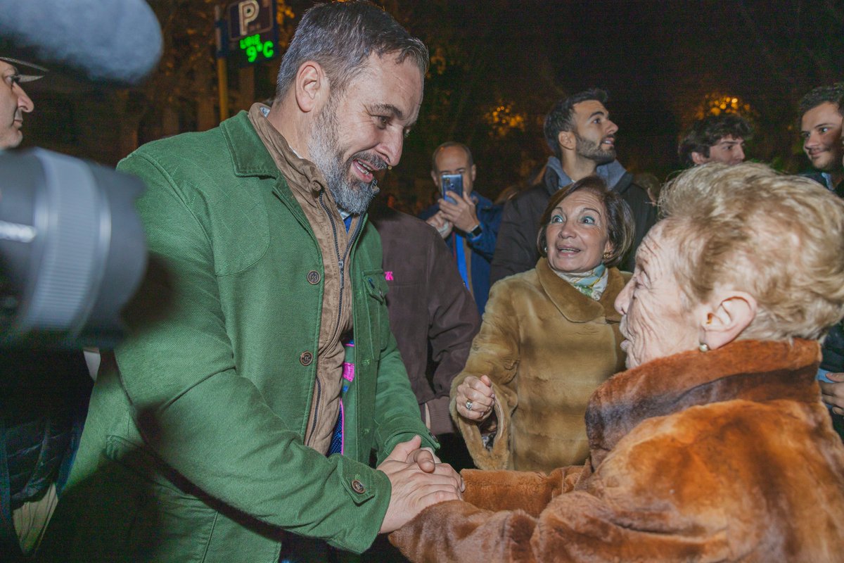 Santi_ABASCAL's tweet photo. Protestando contra el golpe y contra la amnistía de Sánchez a quienes ejercieron el terrorismo contra nuestros policías y guardias civiles. 

Hoy,  junto a miles de españoles de bien, poco  antes de que Marlaska diera orden a esa misma policía de apalearlos y dispensarlos con gases lacrimogenos. 

No a la tiranía de Sánchez