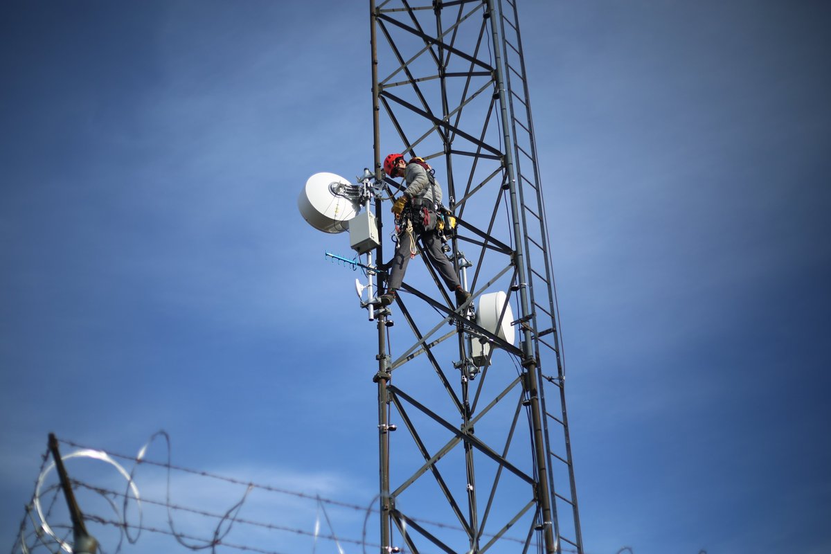 UOHazardsLab's tweet photo. Summer is over but #FieldWorkFriday is not! We just troubleshot a telemetry bug at KBO near Brookings. This @pnsn1 station has an #ALERTWildfire camera and is an important data hub in our growing network! KBO ingests data from nearby seismic sites and forwards it for processing. https://t.co/VuY8iy3lau