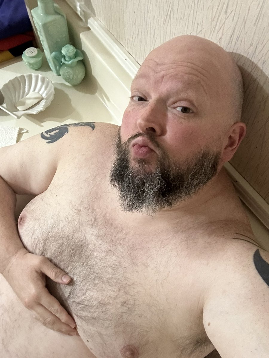 bear_sprinkle's tweet photo. Soaking in the tub on this Monday evening. https://t.co/2cyAggz2c1