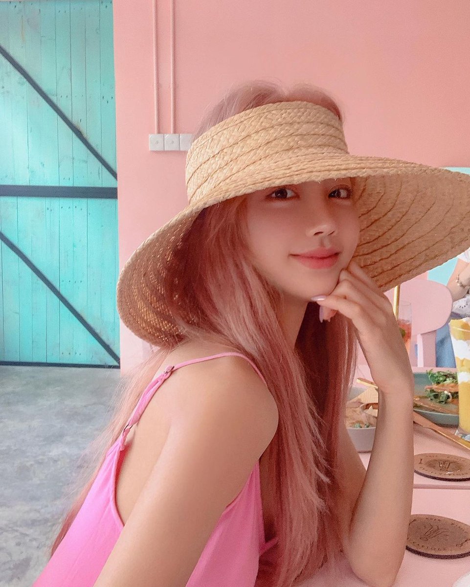 🌹🌹🌹Never let people treat you like you’re ordinary.
Embrace your unique beauty.❤❤❤