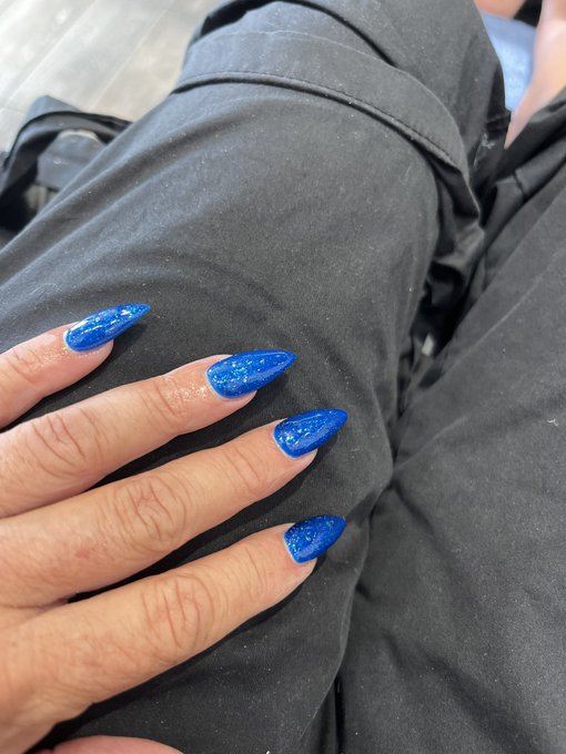 Thanks my E~bae for my fresh set https://t.co/T6whtY7czp<a href="/tag/nailart"class="tags"><span>#nailart</span></a><a href="/tag/candycorn"class="tags"><span>#candycorn</span></a><a href="/tag/feelinfly"class="tags"><span>#feelinfly</span></a><a href="/tag/caligem"class="tags"><span>#caligem</span></a>