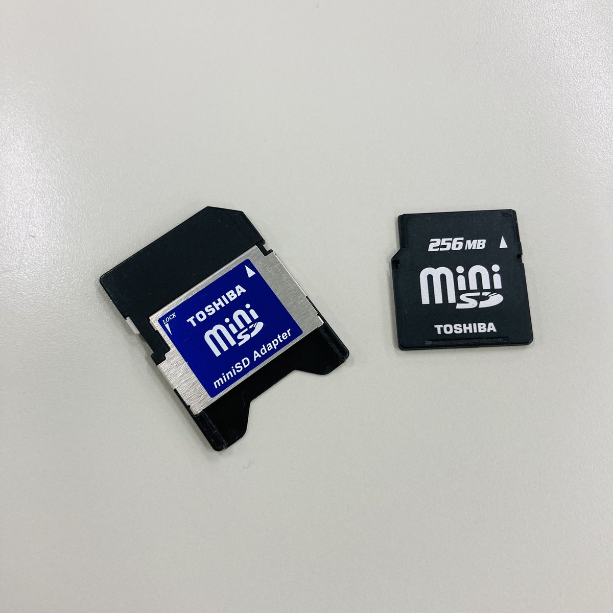 okyuokyu's tweet image. 仕事机の引き出し
整理してたら

＃miniSD
出て来た
(´ω`)

＃変換アダプタあるから辛うじて利用価値あり
