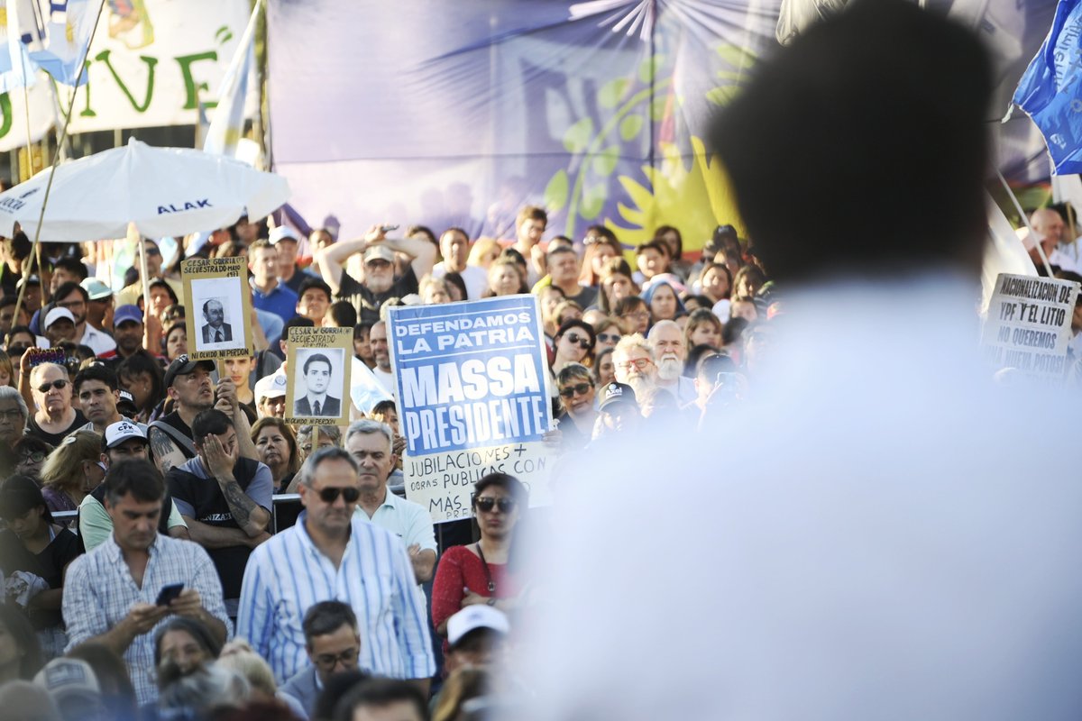 Kicillofok's tweet photo. La persona adecuada es la que se plantó frente al FMI, sacó el impuesto a las ganancias y reforzó las jubilaciones: @SergioMassa es quien estuvo junto a nuestro pueblo cuando más se lo necesitó. https://t.co/5VXvIZXXa2