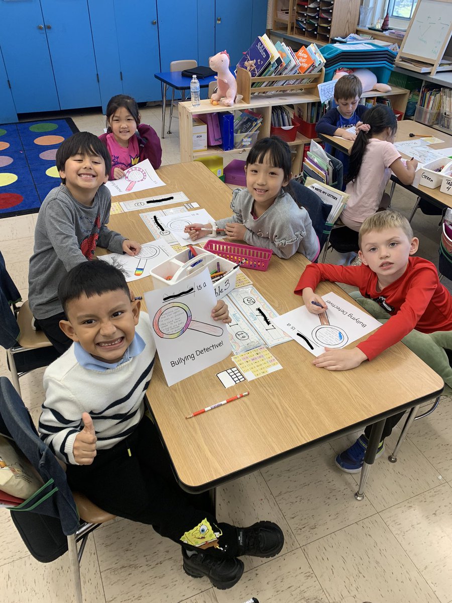 msullivangcprd's tweet photo. @missgyang students decorating their own magnifying glasses after learning how to detect bullying in our community! @NHPGCP @GCPelementary #proud2bnhpgcp https://t.co/F1udWiC6OK