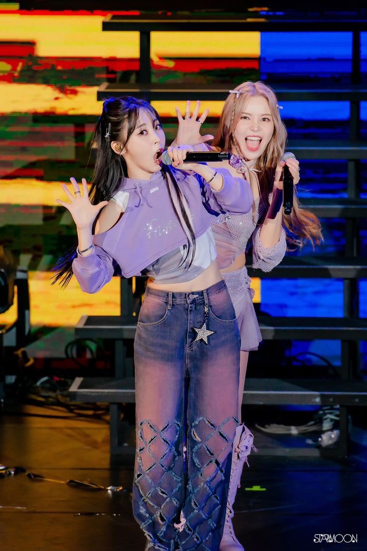 🦉— no noite moos, quero interagir com vocês, pfv me digam qual é o look do concerto das moonsun que vocês acharam que são os mais lindos? 

comentem!!👀