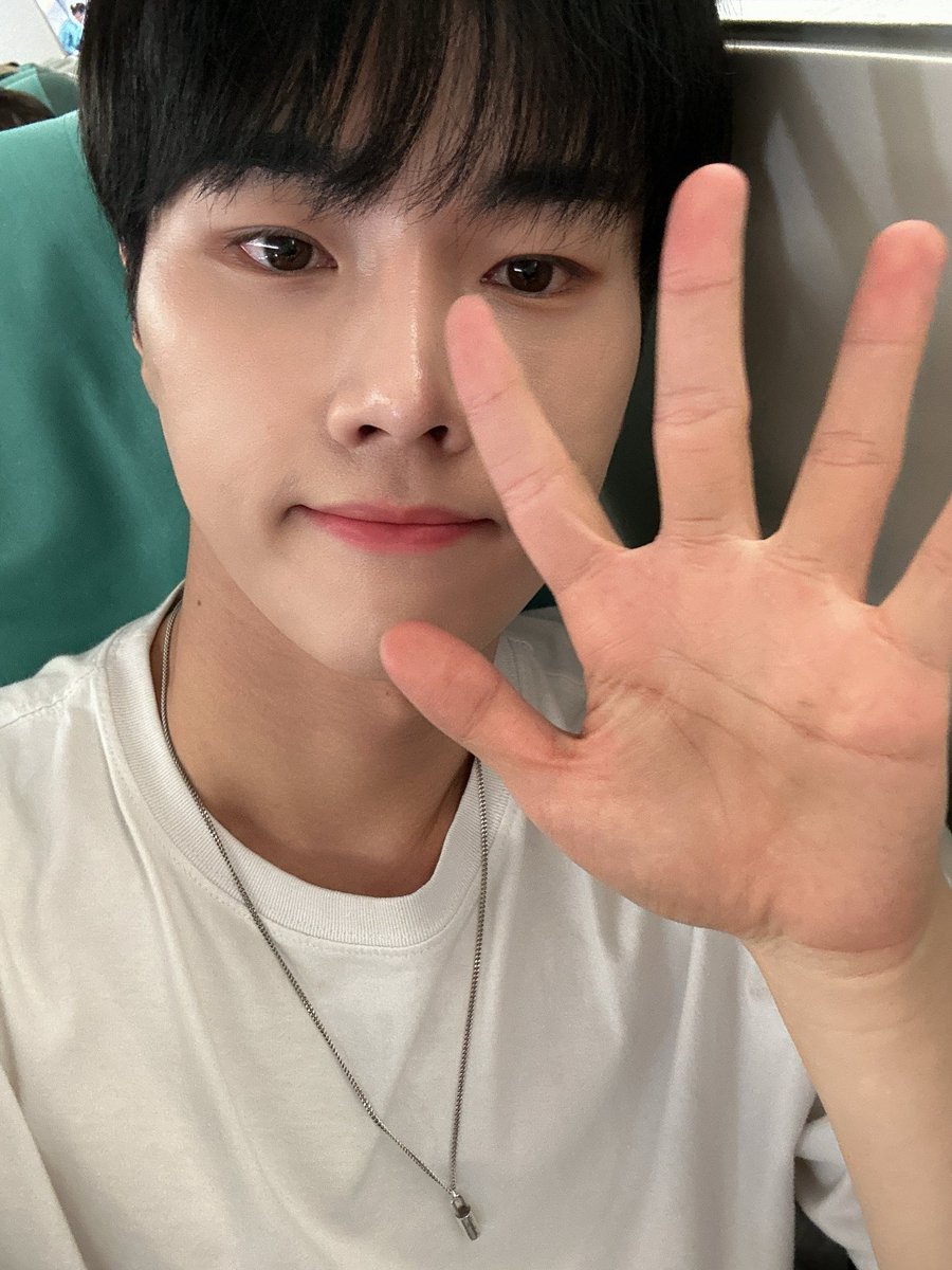 XH_official's tweet photo. 깜장콩알딱지 유럽 투어 조심히 잘 다녀올게용😆

#정수 #Jungsu 
#뎡듀 https://t.co/hM2hPfCHPj