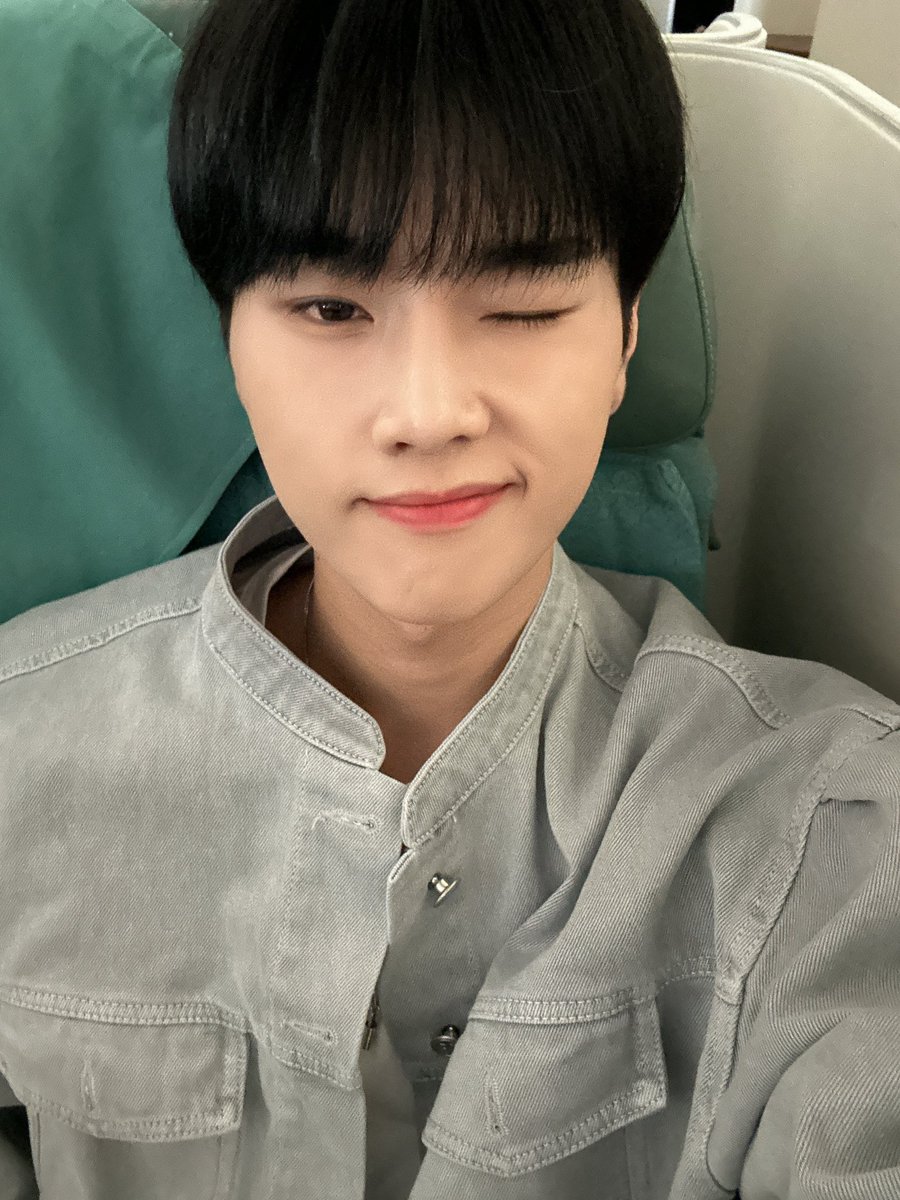 XH_official's tweet photo. 깜장콩알딱지 유럽 투어 조심히 잘 다녀올게용😆

#정수 #Jungsu 
#뎡듀 https://t.co/hM2hPfCHPj