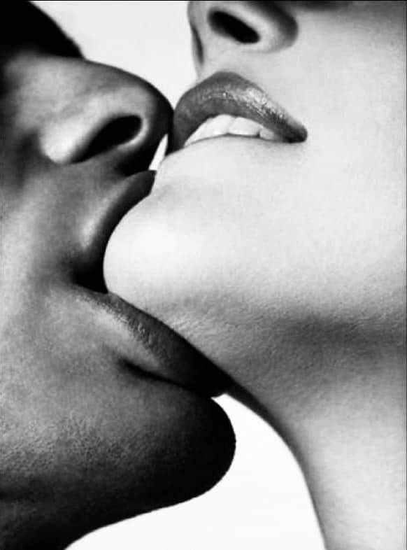 Tengamos 
una cita 
de besos,
dejemos 
que 
nuestros
labios se 
disfruten.

✨L.S.B.✨