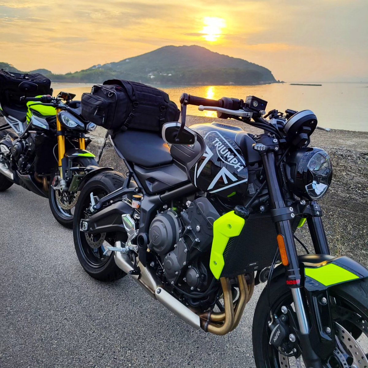 Naliyoka's tweet photo. 3気筒兄弟!
なかなかレアな並び^^
#TRIUMPH
#TRIDENT660
#STREETTRIPLE765MOTO2EDITION
#RACINGYELLOW
#THREECYLINDER
#WATERCOOLING
#3気筒
#水冷
#水冷3気筒エンジン
#bikelife
#LifeStyleOfMyLife https://t.co/D1vS2DAvH4
