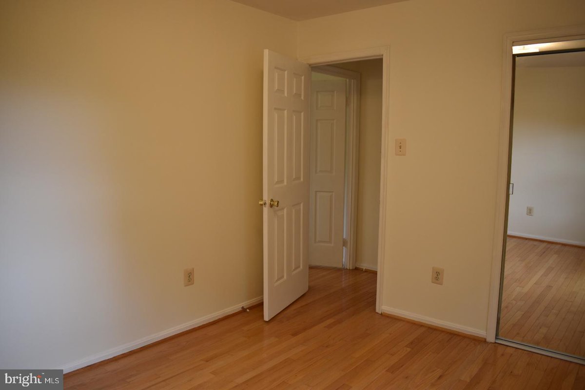 Room for rent:
$800.- 
Share bathroom and kitchen, share office on the main floor.
Gaithersburg, Maryland 20878