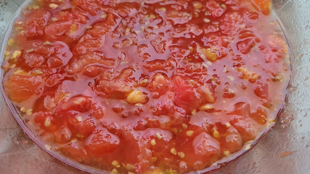 SebaVolte's tweet photo. ¡Temporada de tomates! ¿Hacemos mermelada? #TanSimpleComo llevar 1/2kg de tomates a hervir con una cruz en su base, a los 30 segundos sacar y llevar a agua helada. Ahí solita se le va la piel. Trozar y pesar (vas a ver que baja a 400gr aprox) https://t.co/0DxB28VszD