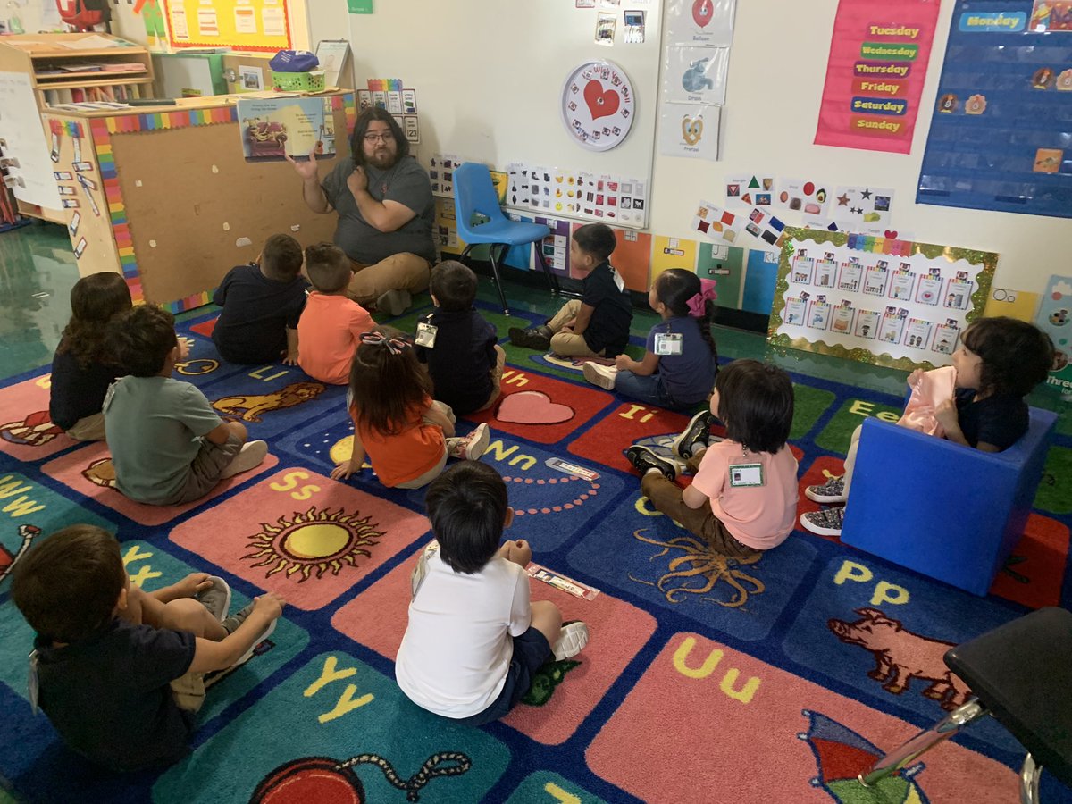 MsSHernandez1's tweet photo. Thank you to our special guest reader Mr. Dominick De La Cruz FSW! The kids loved his reading of Groovy Joe Ice Cream and Dinosaurs ❤️ @JOSECARDENASECC @EISDofSA @HeadStartSA https://t.co/NwQDBCJeUf