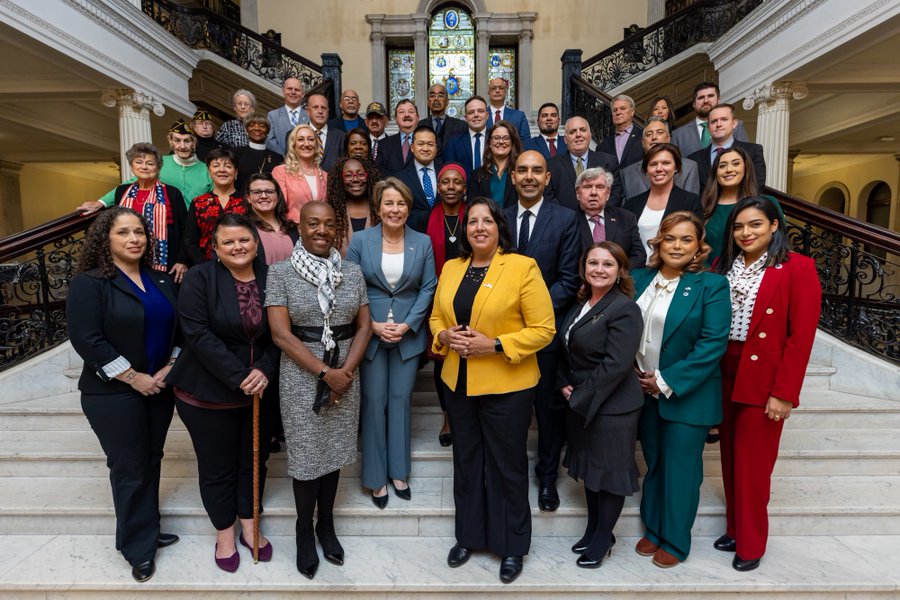 Group photo of LG and Governor with new members of veterans councils on the Grand Staircase.