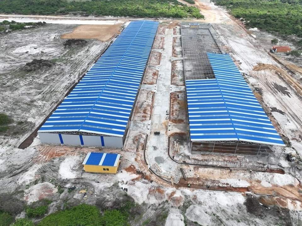 jmthystere's tweet photo. Le 3 novembre 2023, le ministre Jean-Marc THYSTERE-TCHICAYA s'est rendu dans la Zone Économique Spéciale de Pointe-Noire pour évaluer l'avancement des projets en cours, avec une attention spéciale sur la résolution des problèmes d'expropriation. https://t.co/l0vWvwkT0i
