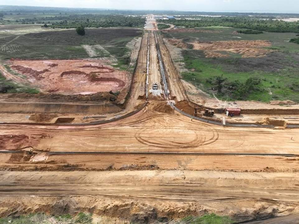 jmthystere's tweet photo. Le 3 novembre 2023, le ministre Jean-Marc THYSTERE-TCHICAYA s'est rendu dans la Zone Économique Spéciale de Pointe-Noire pour évaluer l'avancement des projets en cours, avec une attention spéciale sur la résolution des problèmes d'expropriation. https://t.co/l0vWvwkT0i