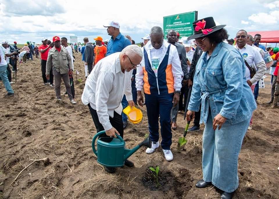 jmthystere's tweet photo. La 3ème édition de la Journée Nationale de l'Arbre a eu lieu à Mbé, dans le Départementdu Pool. Cette cérémonie marquait le début du projet Jardin Carbone avec pour objectif dans la phase 1, de planter 142 800  d'arbres sur 150 hectares.
https://t.co/c6JY5y3lPw https://t.co/13bJbrUGkZ