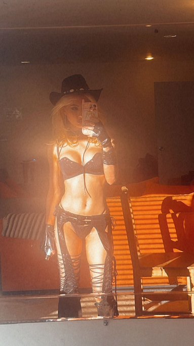 Watch Ivy Wolfe's leaked NSFW photo on TwXstars