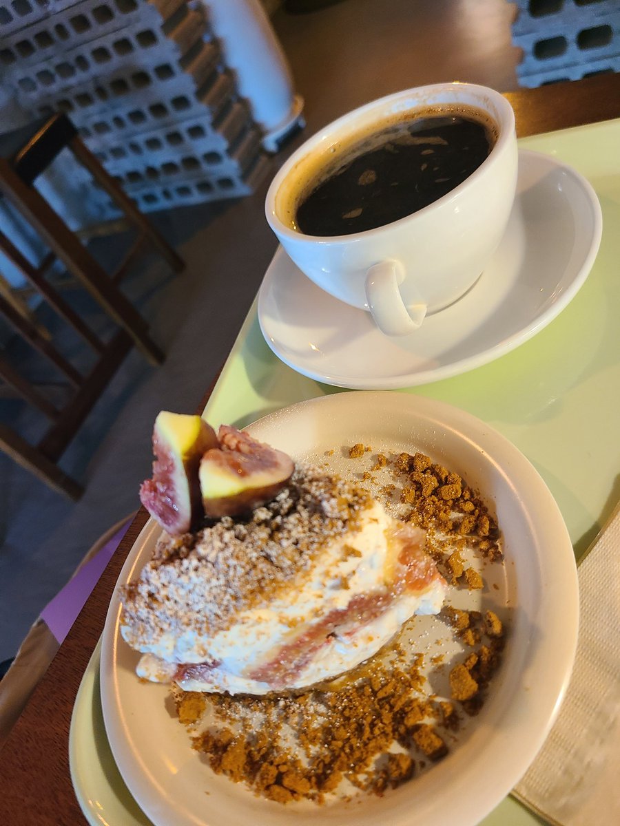 세종시 금남면 그린선셋
아침 8시에 문을 여는 귀한 카페... 거기다 무화과치즈케이크가 있는 더더욱 귀한 카페... 아마도 집을 개조해서 만든 카페인 것 같은데 안쪽 공간들은 정말 포근한 분위기라 좋다