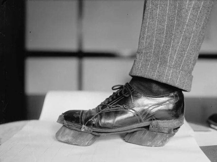 InformaCosmos's tweet photo. Los «zapatos de vaca» como estos eran usados por los ladrones para ocultar sus huellas durante la Era de la Prohibición, 1924. https://t.co/JFH6POl0Pz