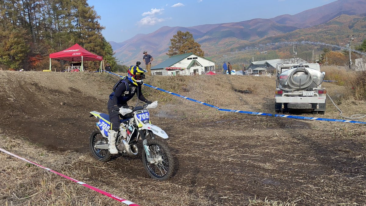HY_mx_support08's tweet photo. JNCC R-9
AAGP ビックバード高井富士
クラス優勝！総合33位でした！
ウッズが沢山あって得意なコースで優勝してクラスでシリーズチャンピオンになれて良かったです！1年間ありがとうございました！応援ありがとうございました！

 #クロスアップ 
 #ハスクバーナショップヒラタ自動車 https://t.co/8L6rjOR9Oo