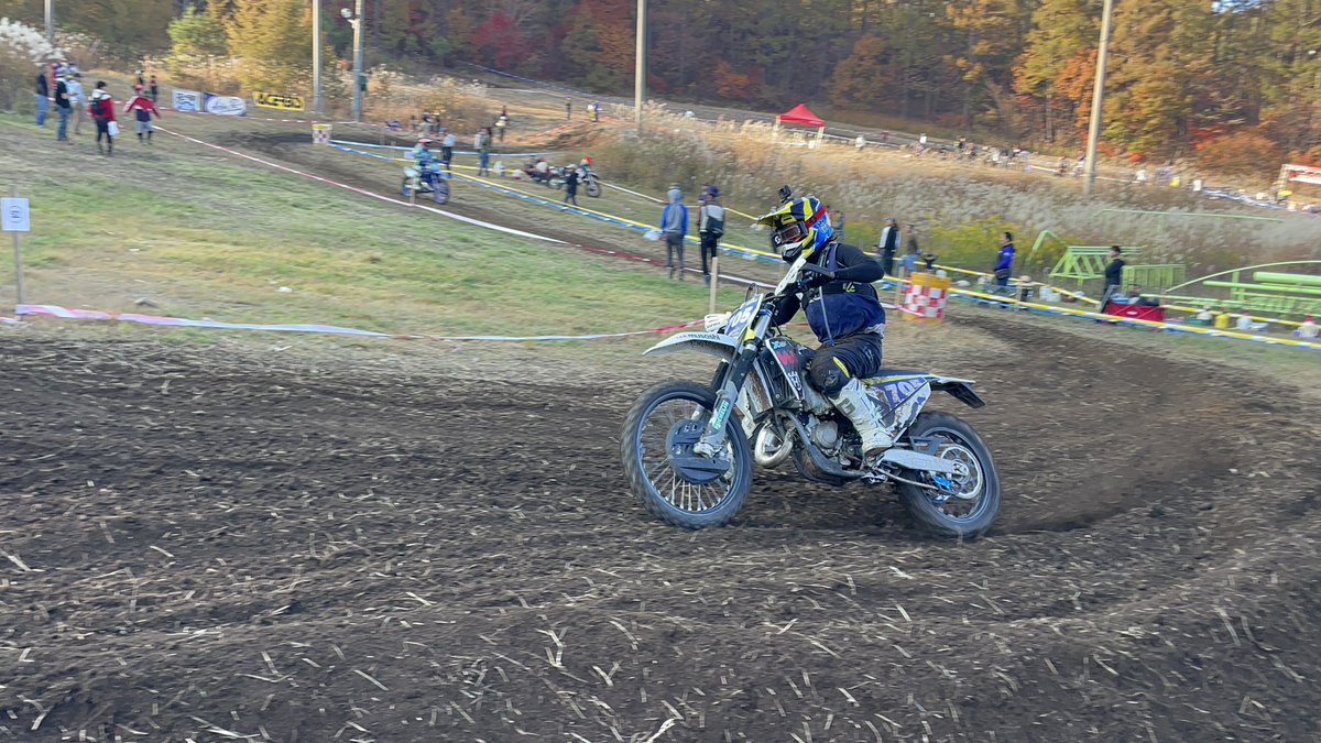 HY_mx_support08's tweet photo. JNCC R-9
AAGP ビックバード高井富士
クラス優勝！総合33位でした！
ウッズが沢山あって得意なコースで優勝してクラスでシリーズチャンピオンになれて良かったです！1年間ありがとうございました！応援ありがとうございました！

 #クロスアップ 
 #ハスクバーナショップヒラタ自動車 https://t.co/8L6rjOR9Oo