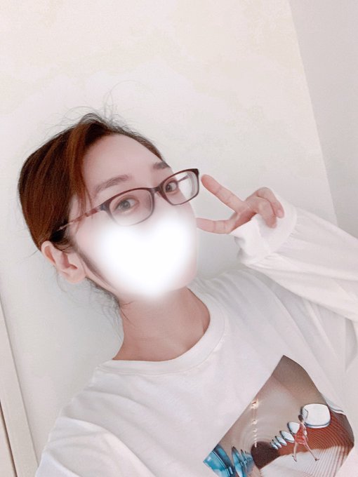 久しぶり?の自撮り
髪の毛伸びまくりで束ねています😂

今日は朝から絵を描きまくる 