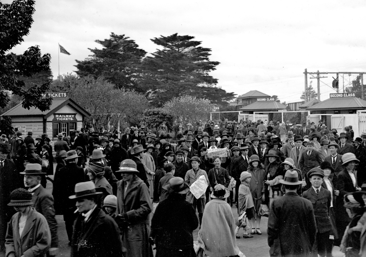 🚉🎂Happy 140th birthday to Showgrounds station, opened 7th Nov 1883.

Showgrounds and Flemington stations are a reminder that public transport can be very popular - including with people who don't use it very often - when it's fast, frequent, reliable and convenient.

📷<a href="/PRO_Vic/">PRO Victoria</a>