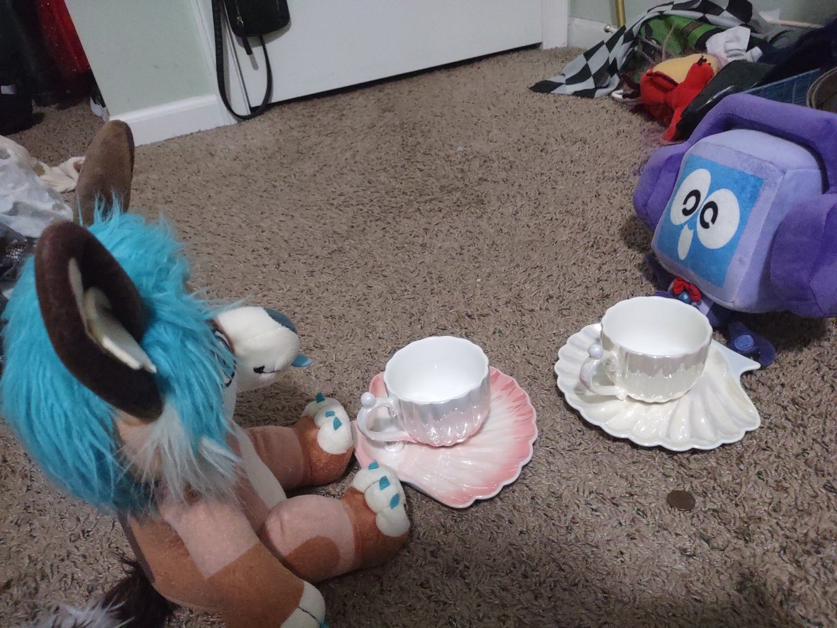 _bruutuss_'s tweet image. SHHH they&apos;re having a tea party &amp;gt;:(