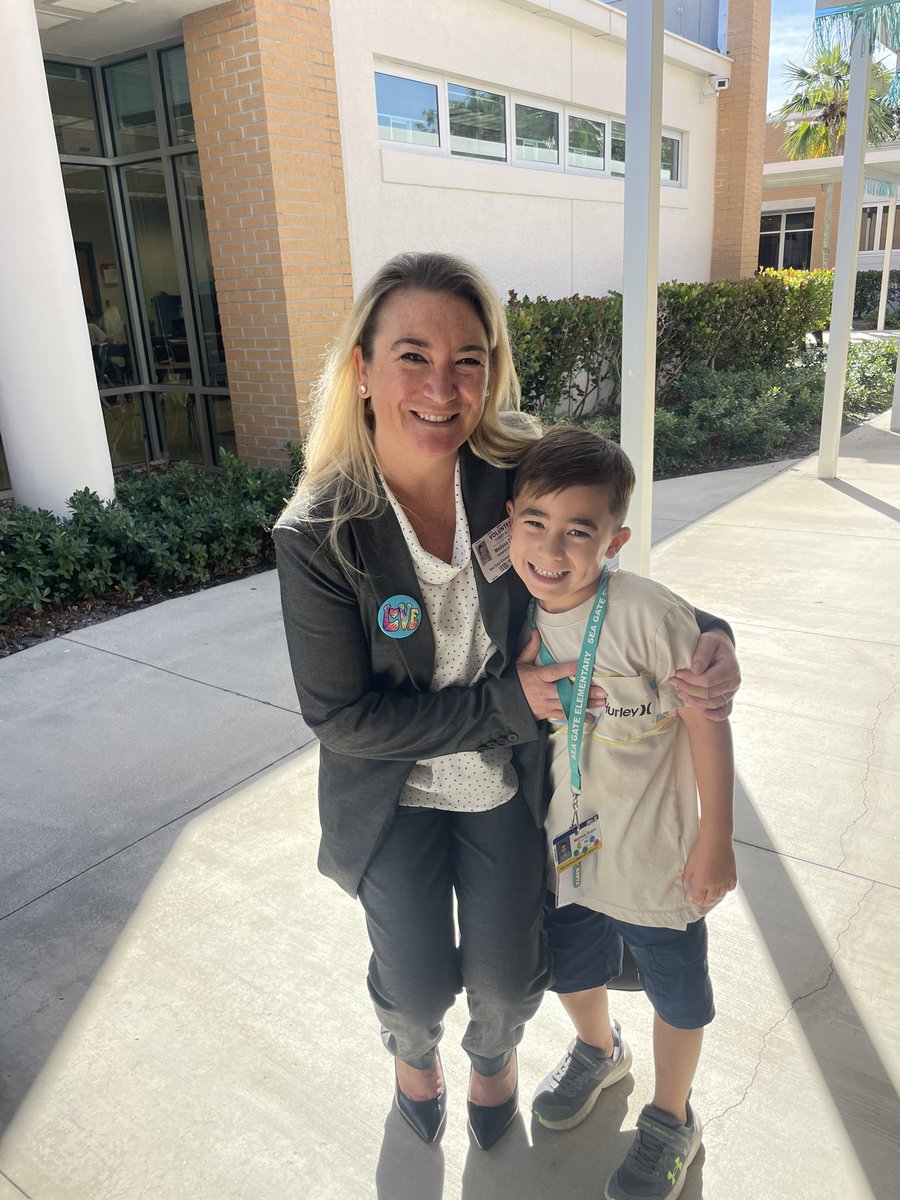 From fire drills to classroom visits, our @SeaGateES Principal of the Day, Melissa Dogali, was kept busy! @collierschools #PeaceLoveSGE