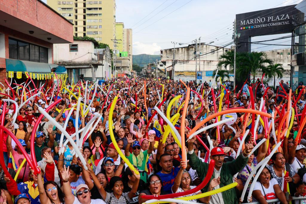 El pueblo de Turmero, municipio Mariño del estado Aragua, se hizo sentir con su alegría y la fuerza de un pueblo bravío que expresa su amor por la Patria. Juntos estamos haciendo historia, rumbo a las elecciones del próximo #3Dic. ¡#5VecesSí!